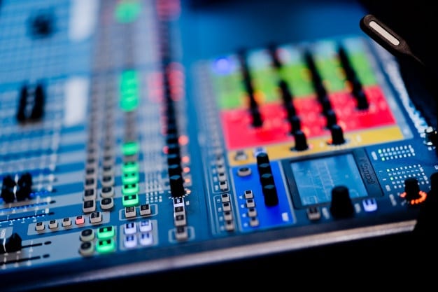 controllo-del-suono-per-concerti-controllo-mixer-ingegnere-musicale-backstage_41969-1100